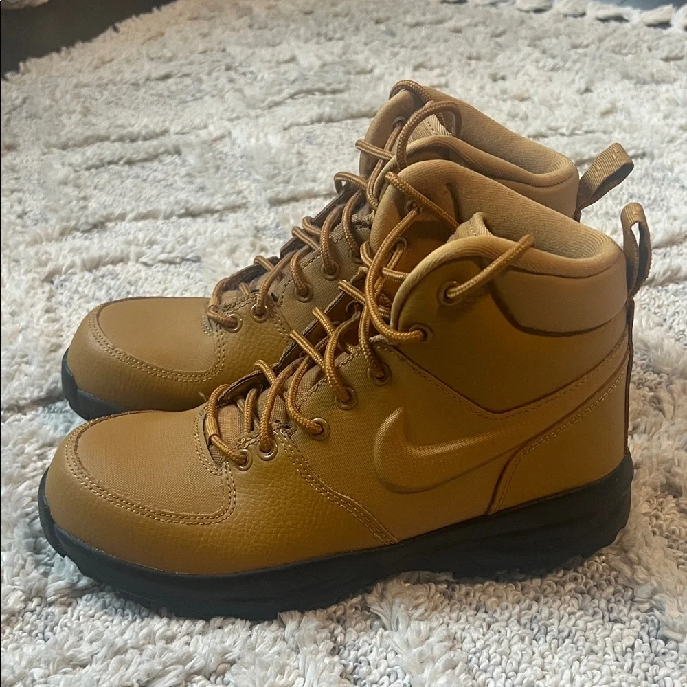 Nike Manoa Lace-Up Boots